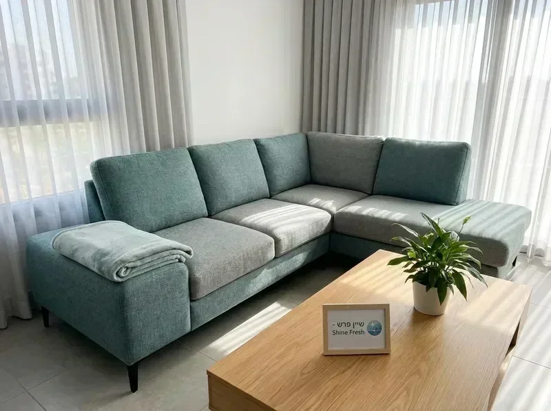 ספה נקייה ומרועננת לאחר ניקוי מקצועי